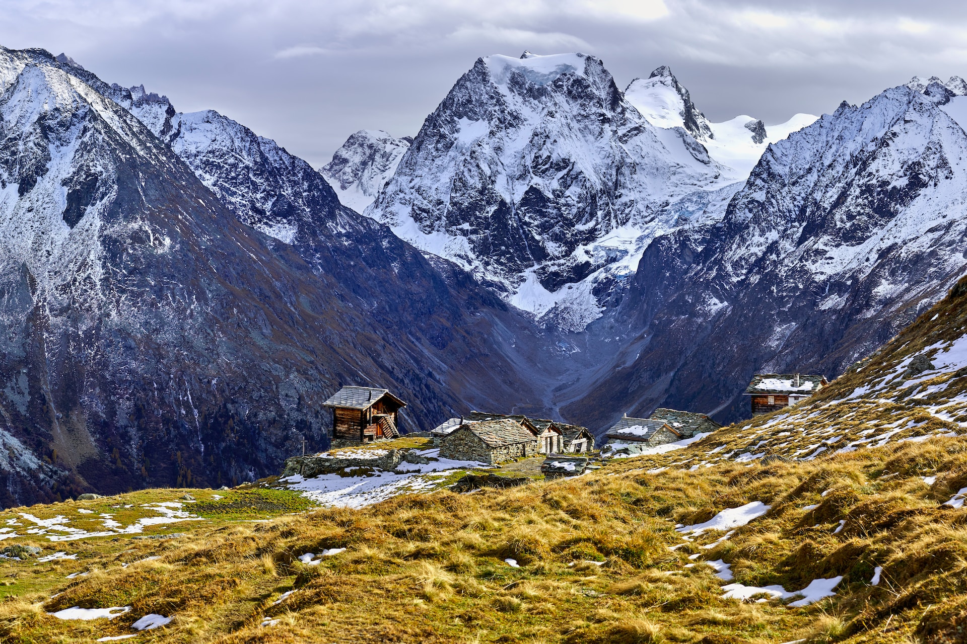 Example of a photograph suitable for jpg, showing the swiss alps